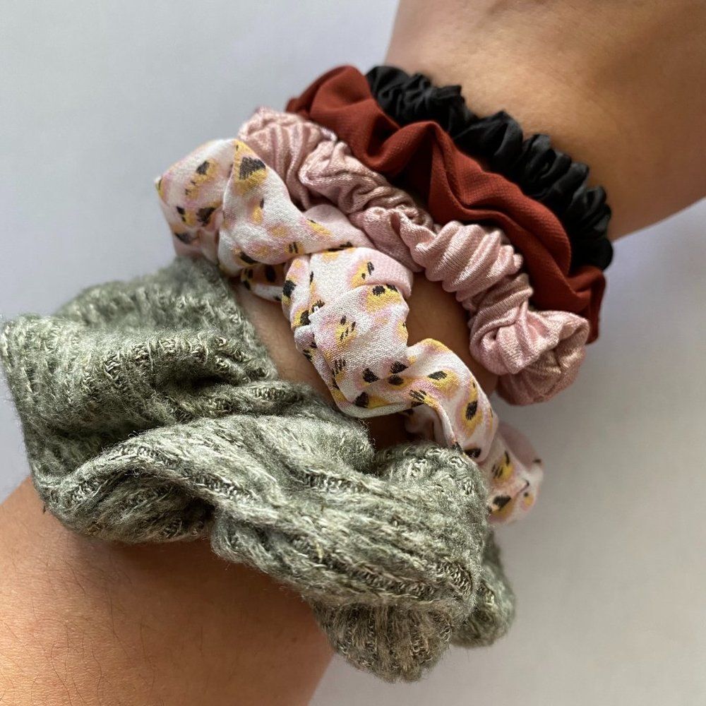𝅺Set of 5 Scrunchies